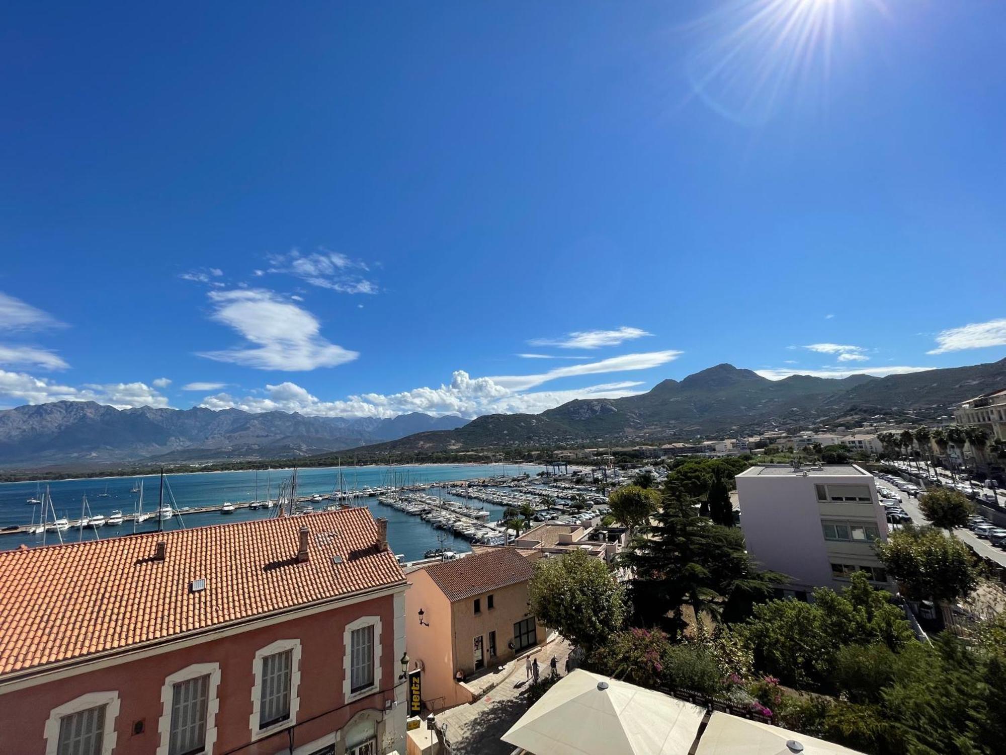 Calvi T2 climatisé, wifi, centre-ville, à proximité plage, commerces, taxi&gare, vue plage&montagne Esterno foto